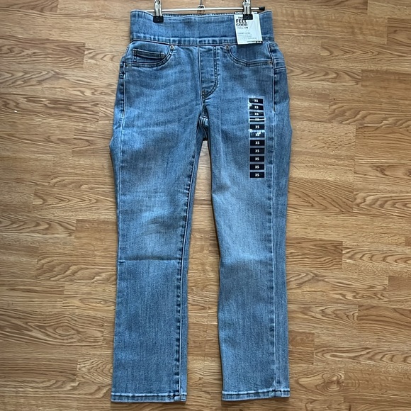 New York & Company Pants - New York and Company super skinny Capri NEW